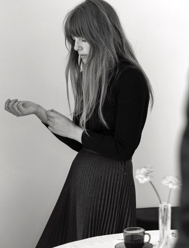 Jupe midi pliss�e + petit pull noir + maxi frange + long cheveux = le bon mix