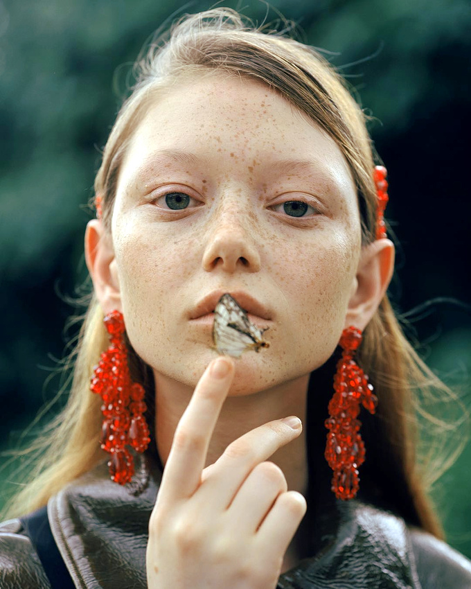 Maxi boucles d'oreilles + no make up