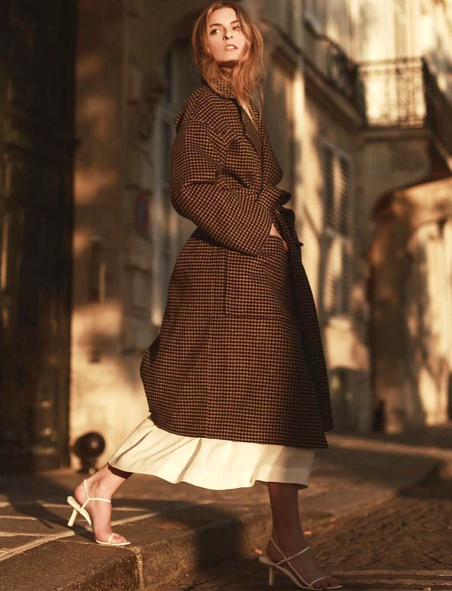 Difficile de faire plus romantique qu'un ample manteau masculin ceintur� sur une tenue d�licate...