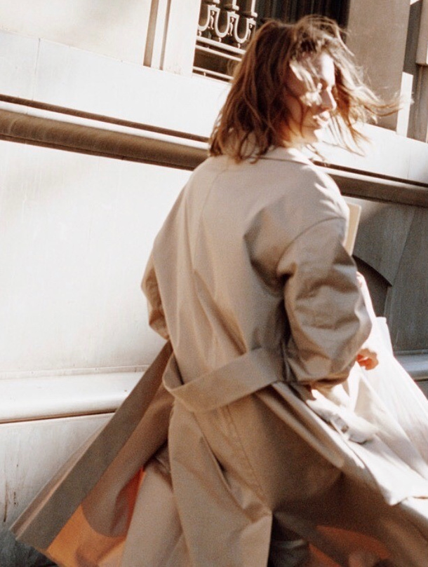 Saupoudrer son trench-coat de joie de vivre : rien de tel pour le rendre photog�nique !