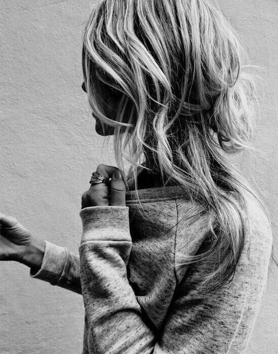 Cheveux � peine coiff�s + petit sweat ultra confortable = la d�gaine parfaite pour une journ�e cocooning