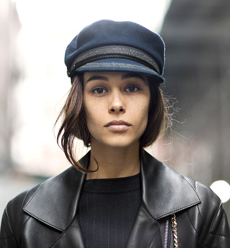 Casquette de marin bleu marine + veste en cuir noir = le bon mix