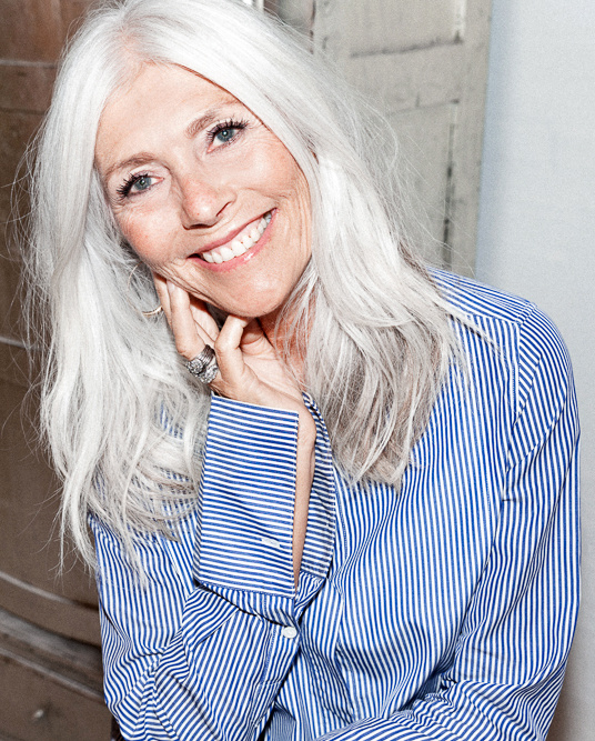 Cheveux blancs lumineux + sourire �clatant + chemise � fines rayures verticales = le bon mix