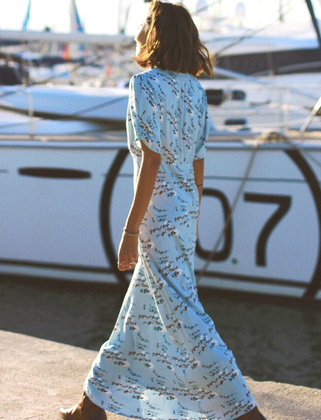 Robe d'inspiration r�tro + look naturel = le bon mix