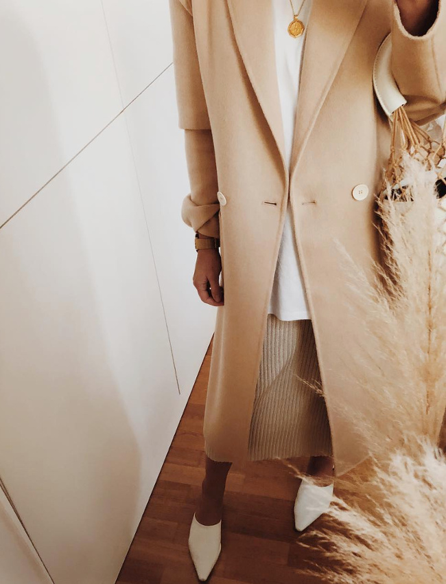 Travaill� sur une tonalit� contemporaine, le duo blanc/camel gagne en caract�re