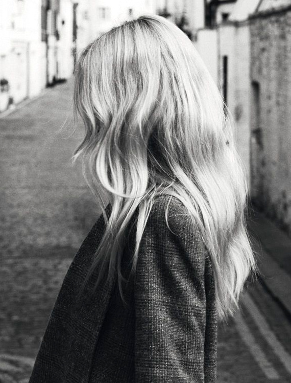 Longue chevelure blonde d�sinvolte + blazer tweed = le bon mix