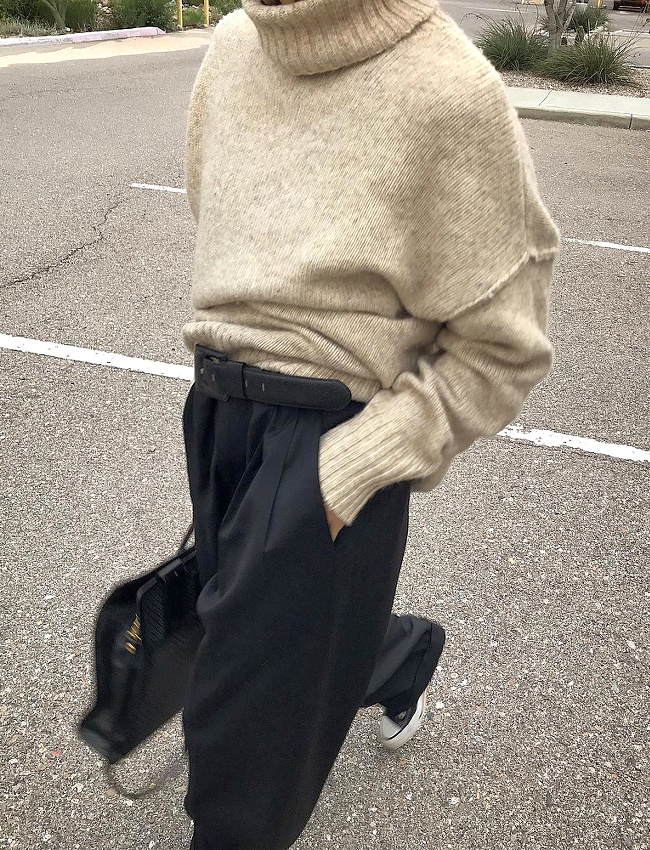 Maxi pull + pantalon masculin � pinces + converses = le bon mix