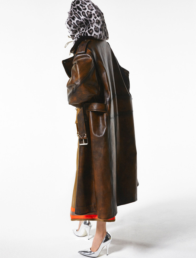 D�clin� dans des textures modernes et des coloris de caract�re, le look 