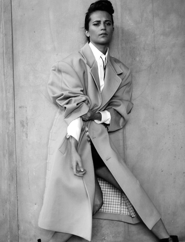 Le style r�tro glamour se marie curieusement bien � l'�nergie boyish d'Alicia Vikander !