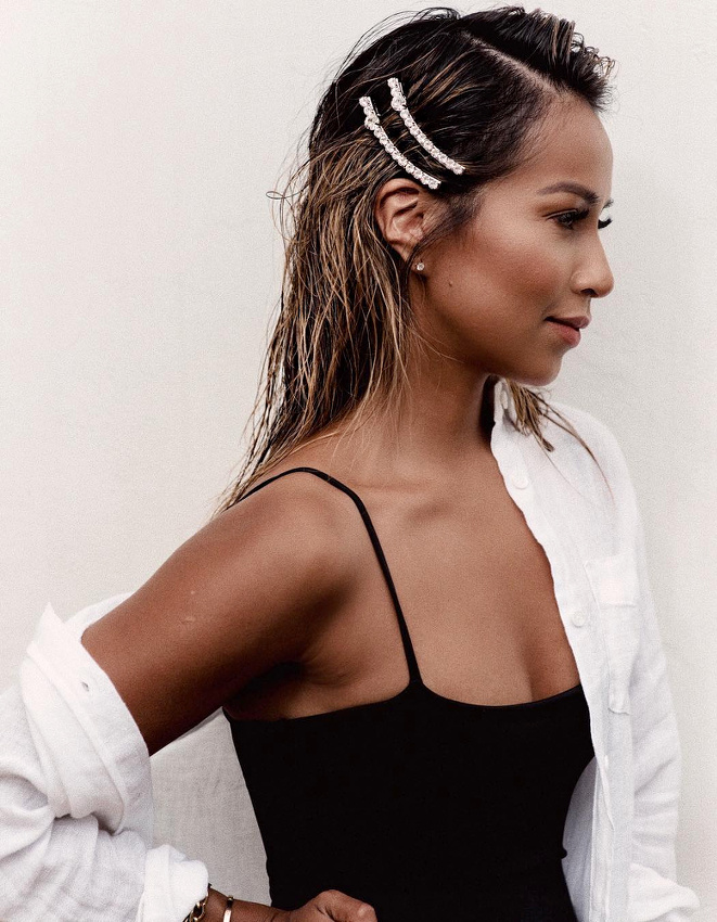 Rien de tel qu'une double barette pour sophistiquer un look tout simple !