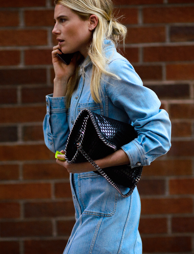 Rien de tel qu'un sac � main noir rutilant pour rehausser le style du denim bleu d�lav� !