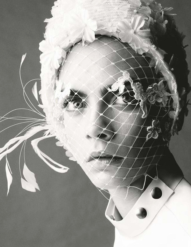 M�lant voilette, plumes et broderies, cette coiffe a tout du parfait accessoire pour un mariage hivernal !