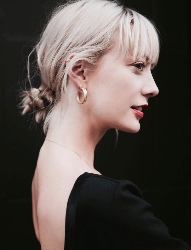 M�lant chignon bas d�coiff�, dos nu et trait de rouge � l�vres, ce look a tout bon !