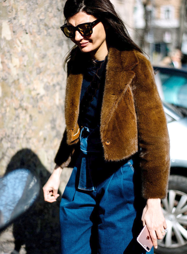 M�lant fausse fourrure et jean carrot indigo, ce look a tout bon !