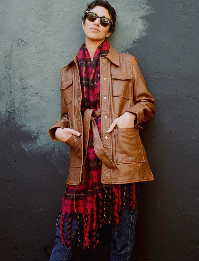 Veste en cuir caramel + maxi �charpe tartan = le bon mix