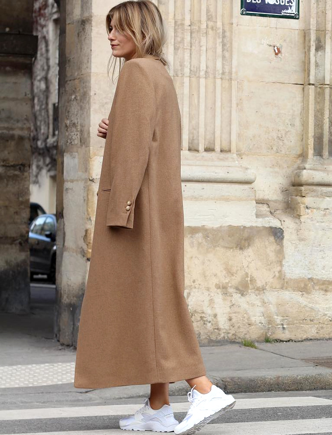 On ne se lasse pas du duo pardessus camel/baskets blanches !