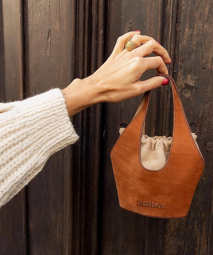 Sac lilliputien + ample pull en grosse maille = le bon mix