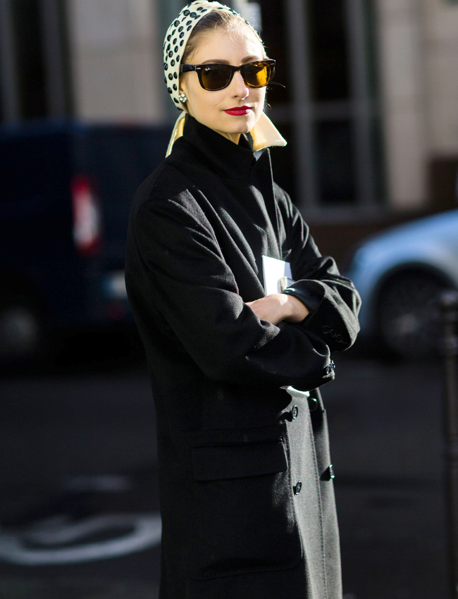 Manteau noir 3/4 + foulard sophistiqu� nou� en bandeau = le bon mix