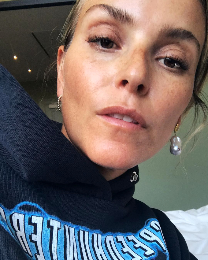 Oui au mix sweat � capuche/boucles d'oreilles pr�cieuses !