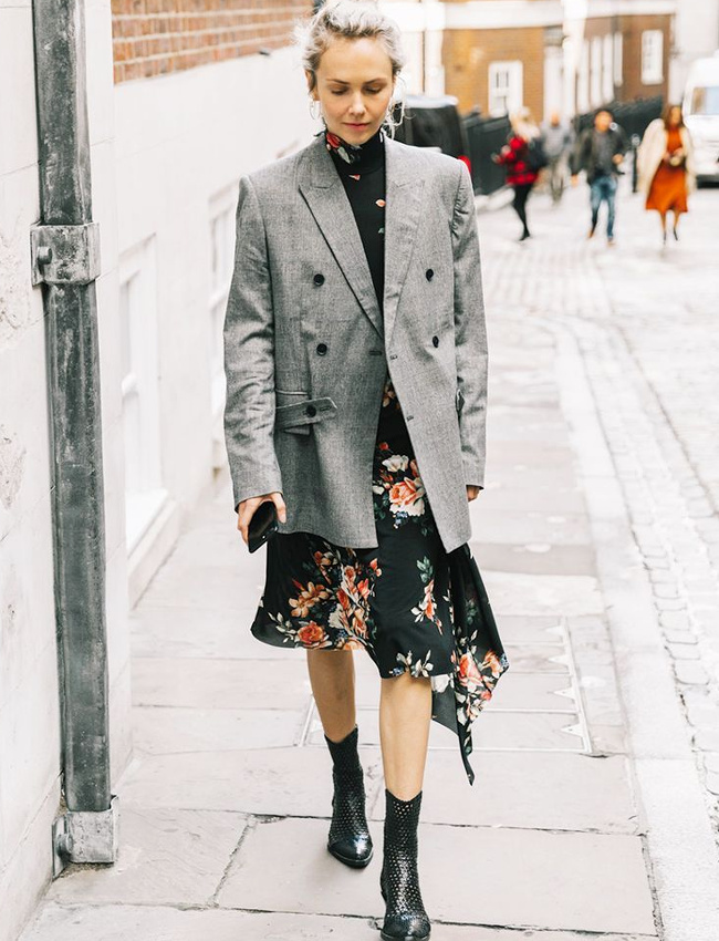 Rien de tel que des bottines ultra moulantes � talons pour �quilibrer un blazer l�g�rement oversize !