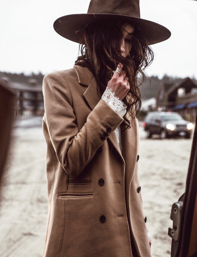 Toujours penser  faire dpasser de son pardessus masculin les poignets dlicats de sa blouse !