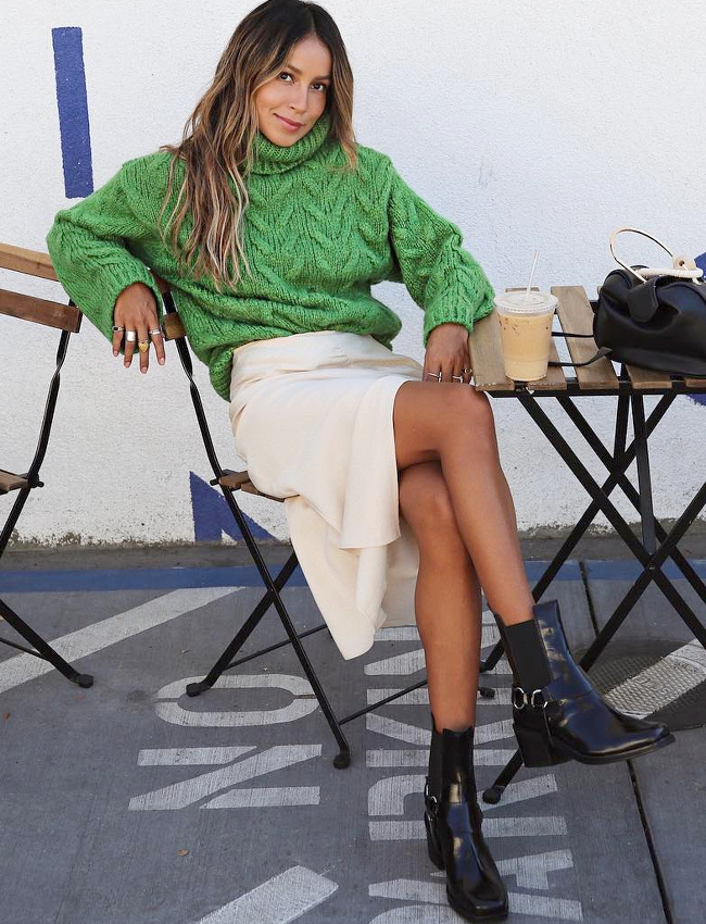 Le gros pull, l'alli� du duo jupe midi/jambes nues !