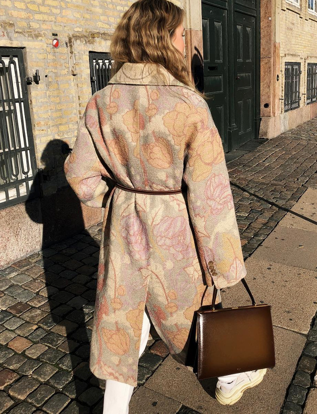 D�clin� dans des teintes pass�es, l'imprim� tapisserie gagne en douceur