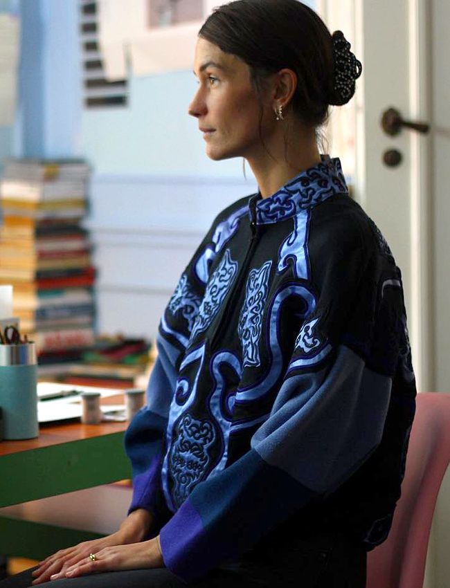 Port de t�te de danseuse �toile + sweat conceptuel = le bon mix