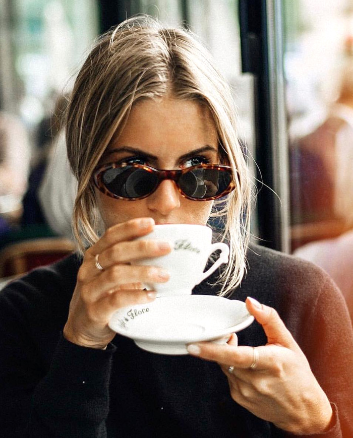 Raie au milieu + lunettes ovales r�tro + regard bleu = le bon mix