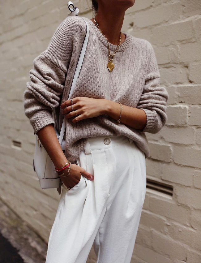 Rien de tel qu'un pull l�g�rement ample pour r�chauffer un pantalon large � pinces !