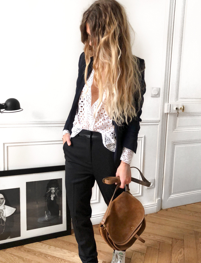 Rien de tel que le trio chemise en broderie anglaise/baskets blanches/sac en daim tabac pour twister un costume noir !