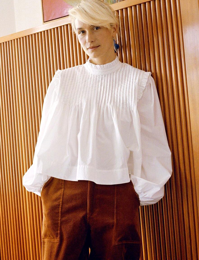 Blouse blanche + pantalon brou de noix = le bon mix