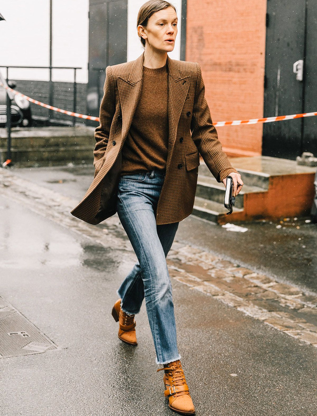 Blazer � carreaux marron + jean clair + bottines camel = le bon mix