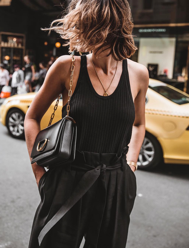 Le marcel, le meilleur compagnon du pantalon � taille haute fronc�e !