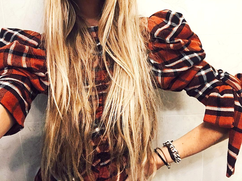 Rien de tel qu'une longue chevelure dor�e coiff�e/d�coiff�e pour d�sacraliser une robe tartan � manches bouffantes !