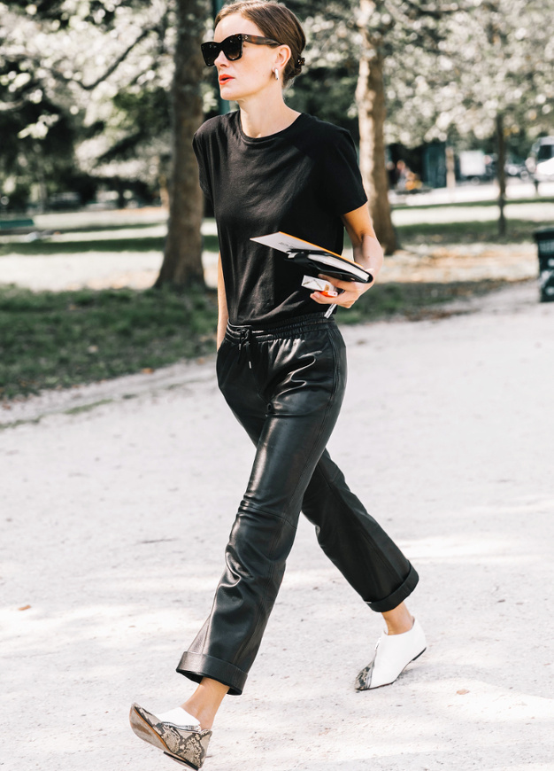 Associ� � un simple tee-shirt et une paire de souliers plats, le pantalon en cuir gagne en �vidence