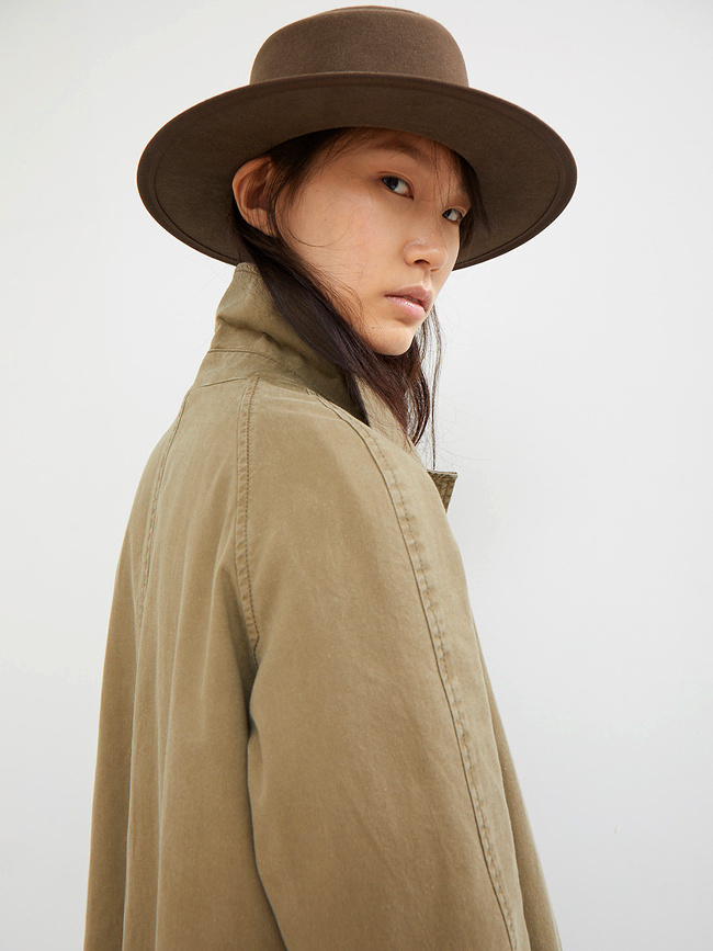 Feutre marron + trench vert mousse = le bon mix