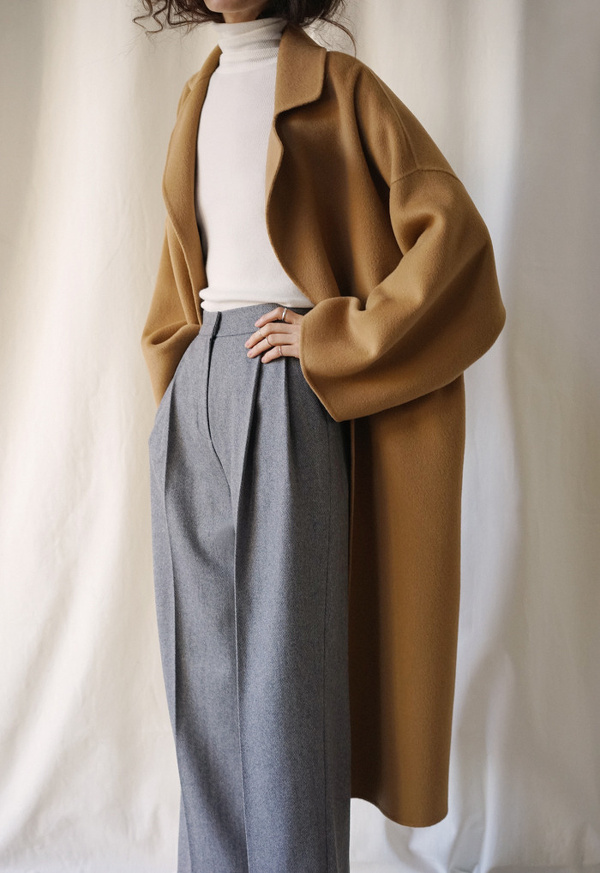 Ample pardessus cocon + sous pull + pantalon � pinces = le bon mix