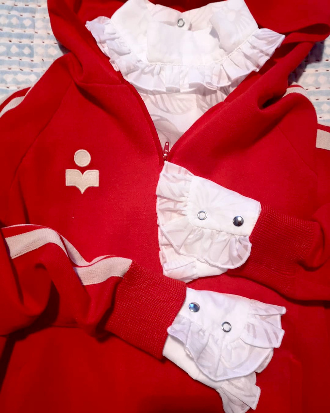 Sweat sporty r�tro + blouse � volants = le bon mix