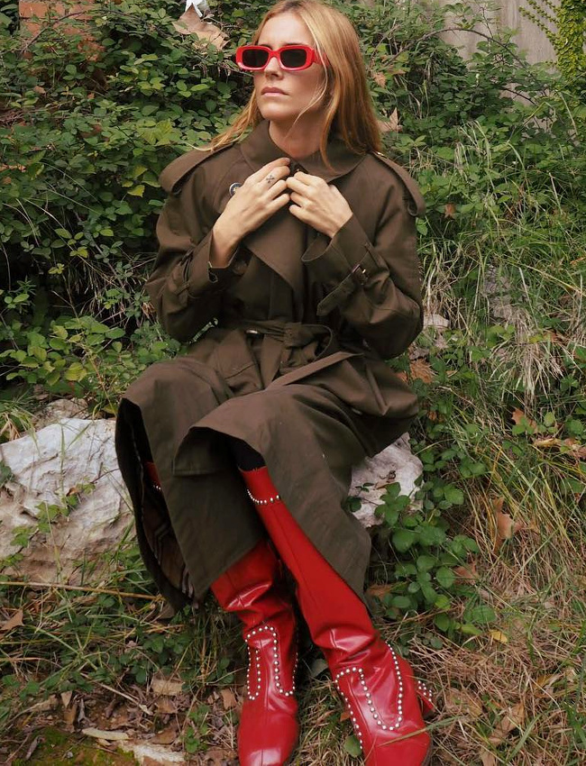 Toujours penser � d�rider son trench � coups d'accessoires de caract�re !