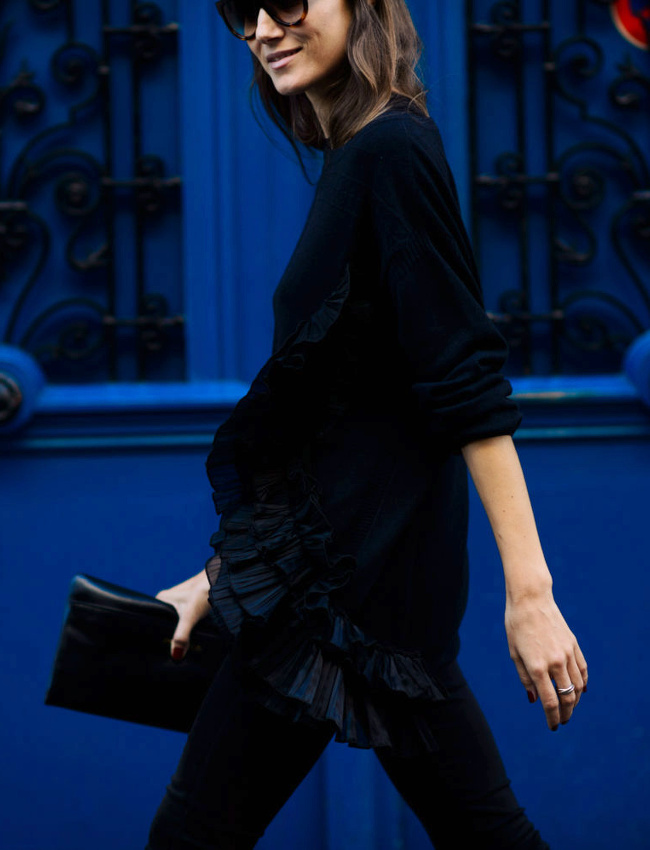 Rien de tel qu'un look monochrome pour s'autoriser quelques fantaisies !