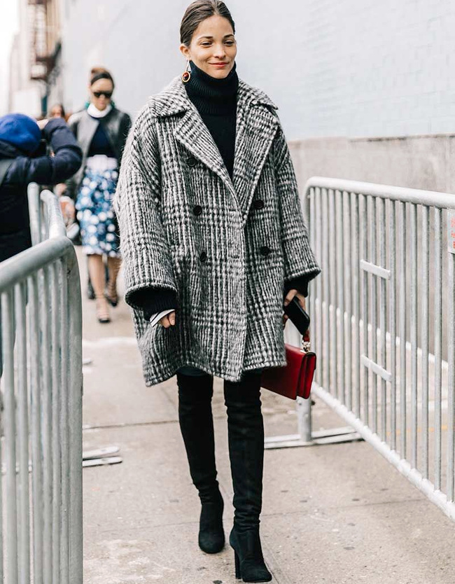 Rien de tel qu'une tenue monochrome et moulante pour mettre en valeur un ample manteau � carreaux !