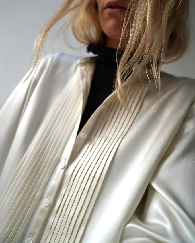 Chemise raffin�e sans col + fin pull � col montant = le bon mix