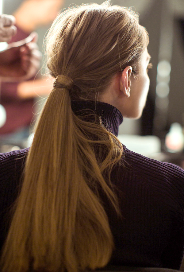 Rien de tel qu'une longue queue de cheval coiff�e/d�coiff�e pour accompagner un pull col roul� !