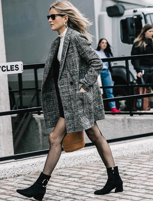 Manteau masculin � carreaux + tenue f�minine = le bon mix