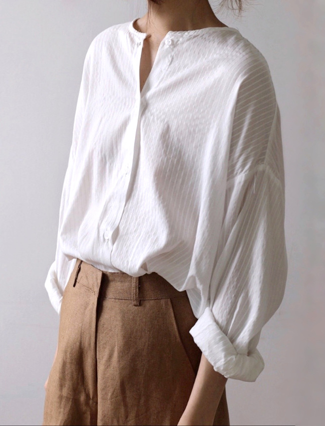 Wanted : une ample chemise blanche sans col !