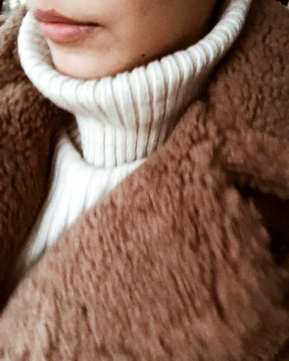 Col roul� blanc cass� + manteau en peau de teddy bear = le bon mix