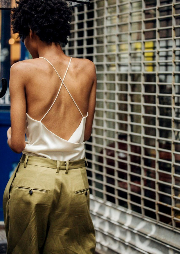 Top ultra f�minin + pantalon masculin = le bon mix