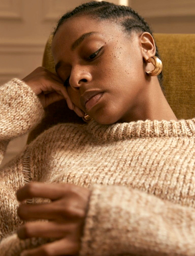 Pull-over camel oversize + boucles d'oreilles dor�es = le bon mix