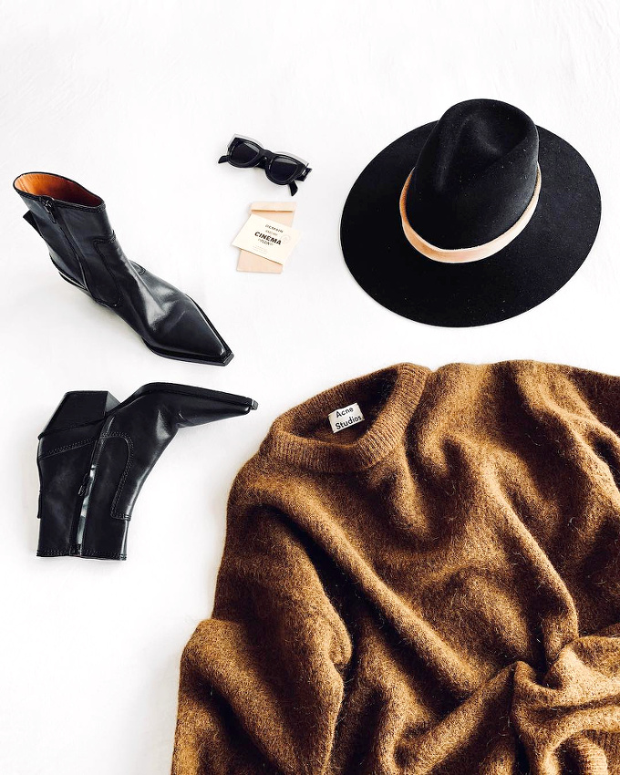 Cuir noir + maille noisette mousseuse + feutre noir = le bon mix